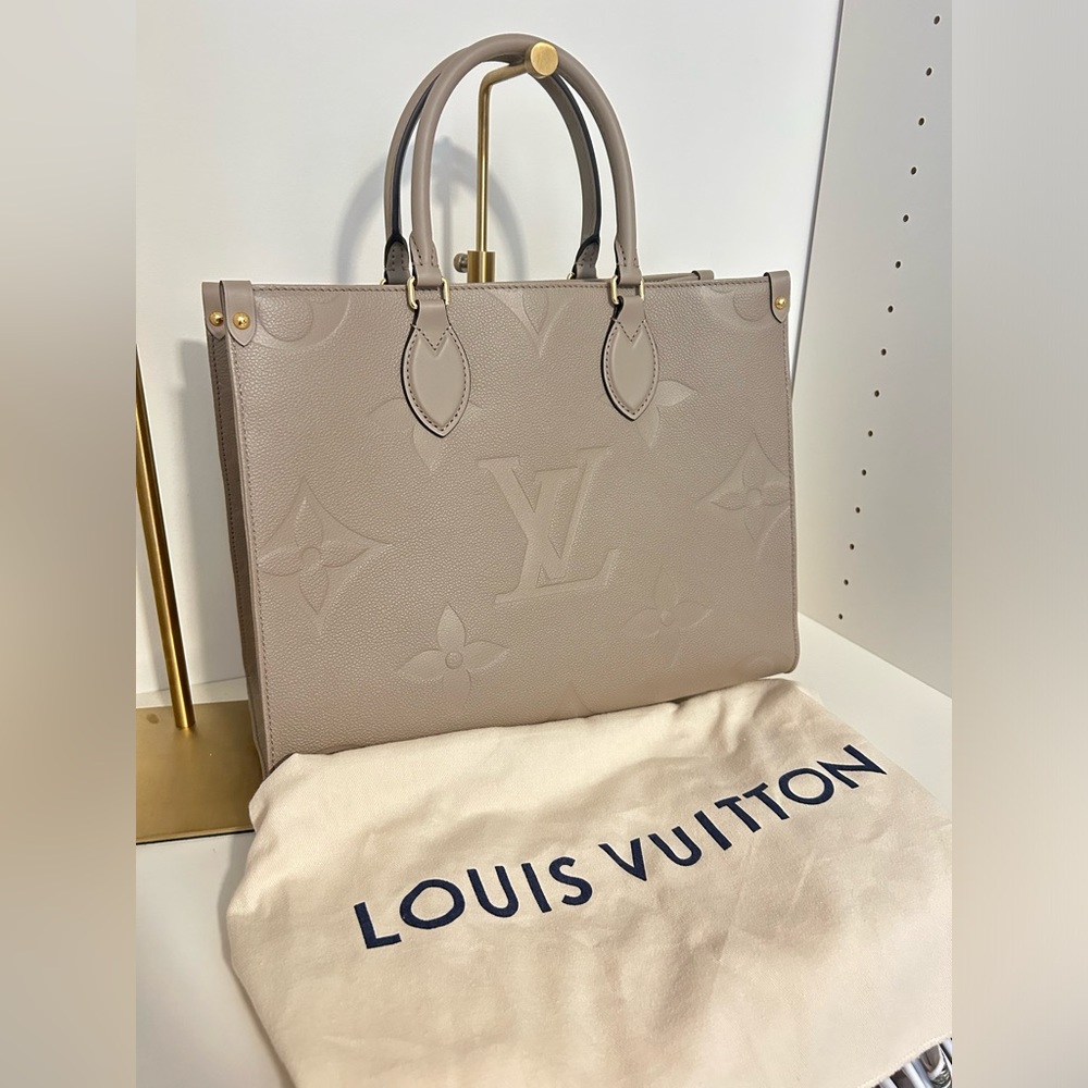 Brand new, never used On the Go MM Louis Vuitton Turtledove tote handbag